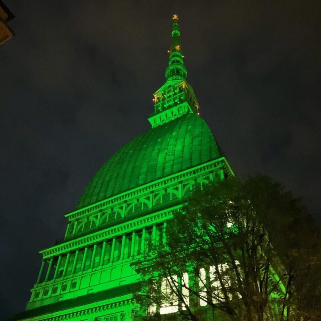 La Mole Antonelliana di Torino illuminata di verde per la settimana di sensibilizzazione del test del portatore sano di fibrosi cistica